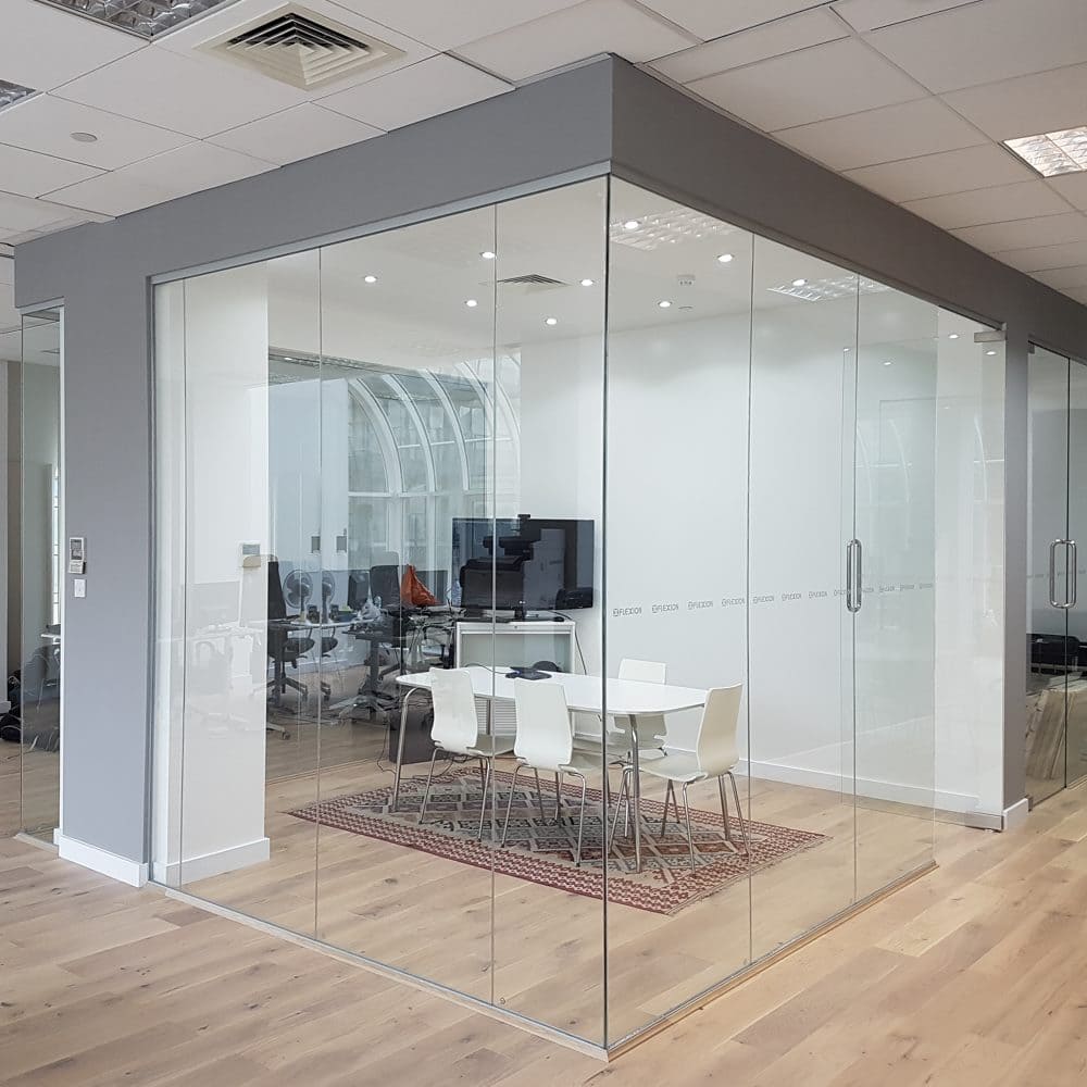 Frameless partition meeting room