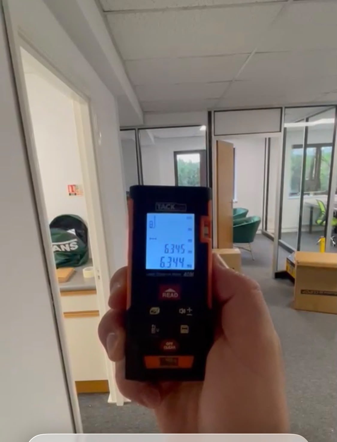 Checking a glass partition opening with a laser measure